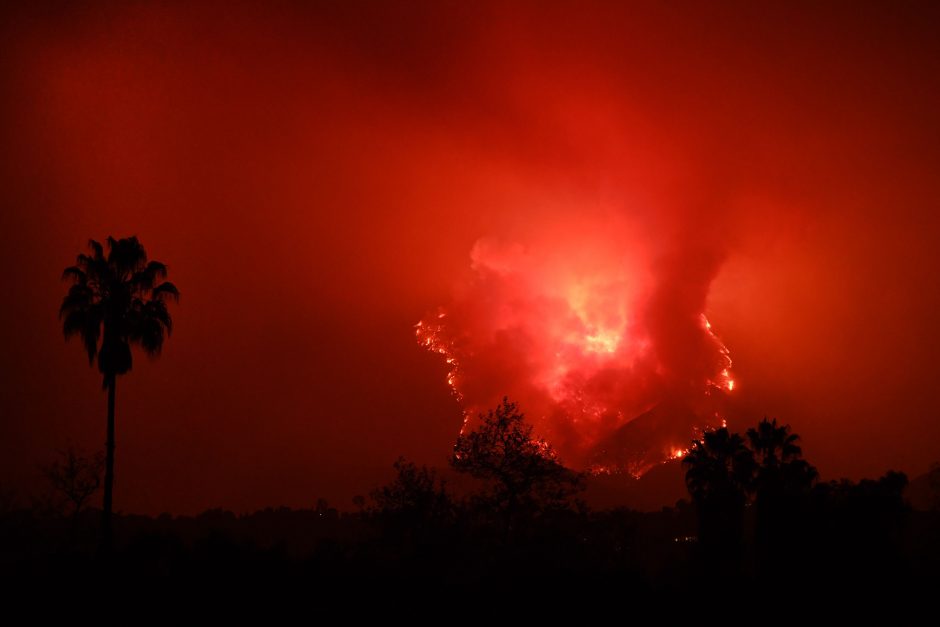 Kalifornijoje toliau siaučia stipraus vėjo genami miškų gaisrai