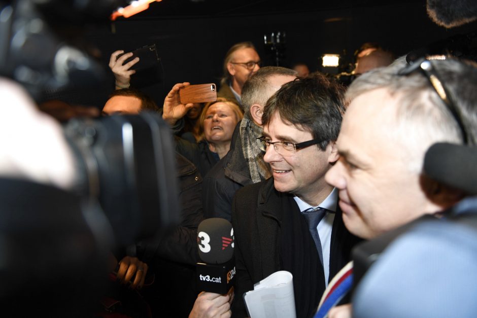 C. Puigdemont‘as žada formuoti naują vyriausybę, nepaisydamas Ispanijos grasinimų