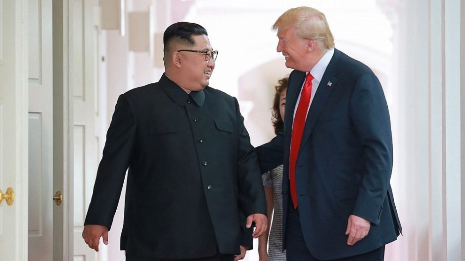 Apžvalgininkai: propagandos meistras Kim Jong Unas patikėjo D. Trumpo holivudu 