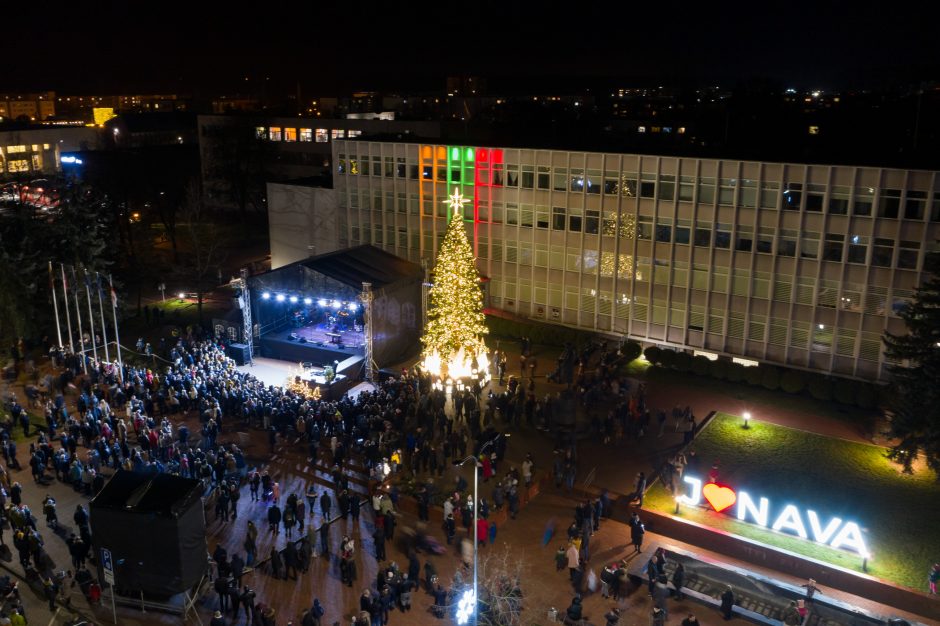 Jonaviečiai miesto eglę pasiekia magišku Kalėdų tiltu