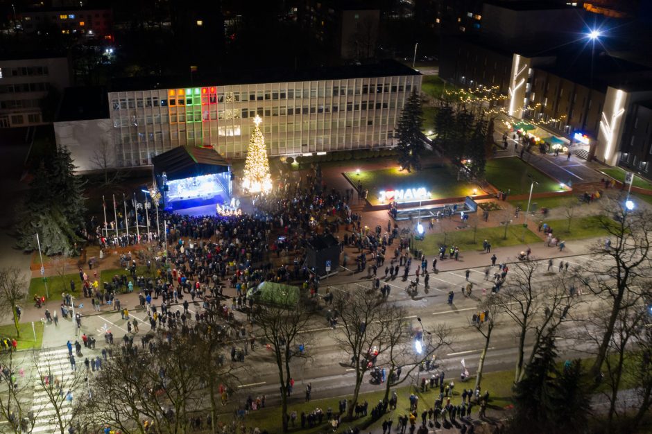 Jonaviečiai miesto eglę pasiekia magišku Kalėdų tiltu