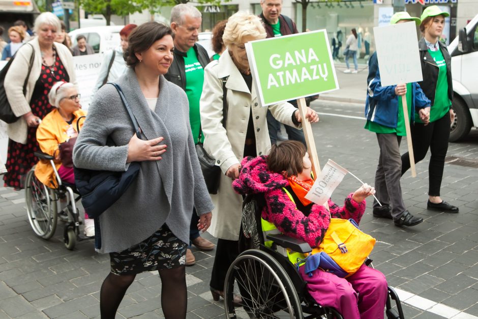 Vilniuje keli šimtai žmonių protestavo prieš neįgaliųjų atskirtį (papildyta)