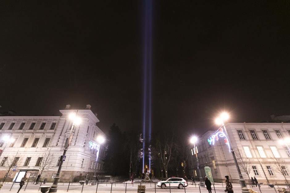 Dangų virš Vilniaus nušvietė milžiniškas šviesos paminklas