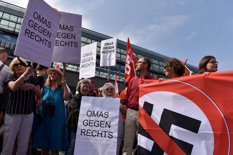 Berlyne tūkstančiai žmonių protestuoja prieš neonacių eitynes, jas atšaukė