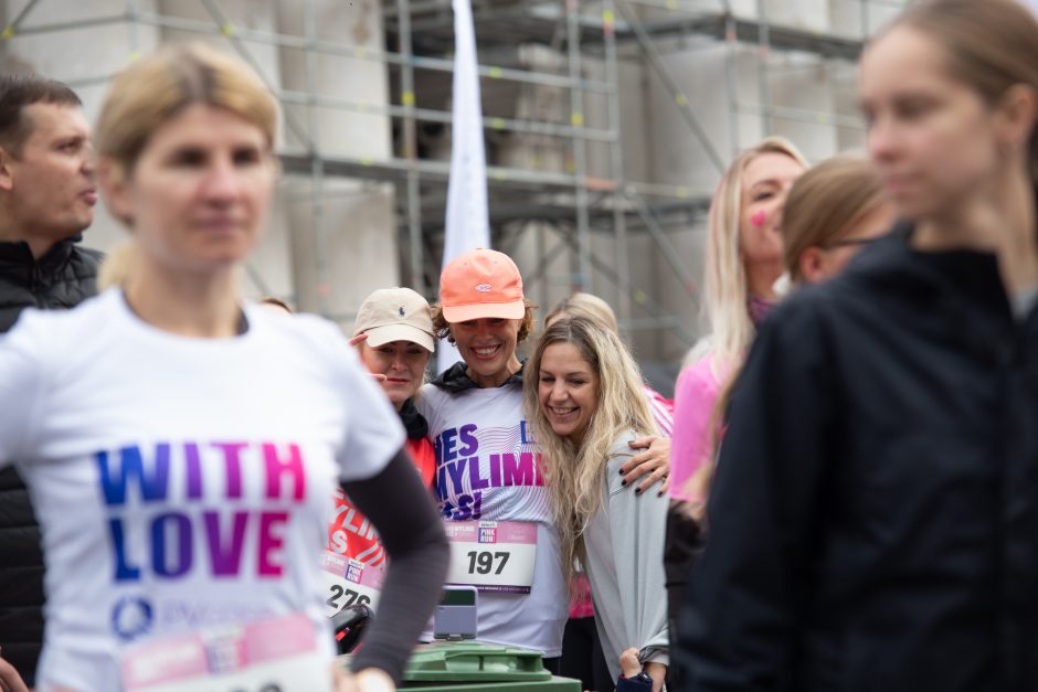 Laisvės alėją užtvindė bėgikai, jų tikslas – padėti moterims kovoti su krūties vėžiu