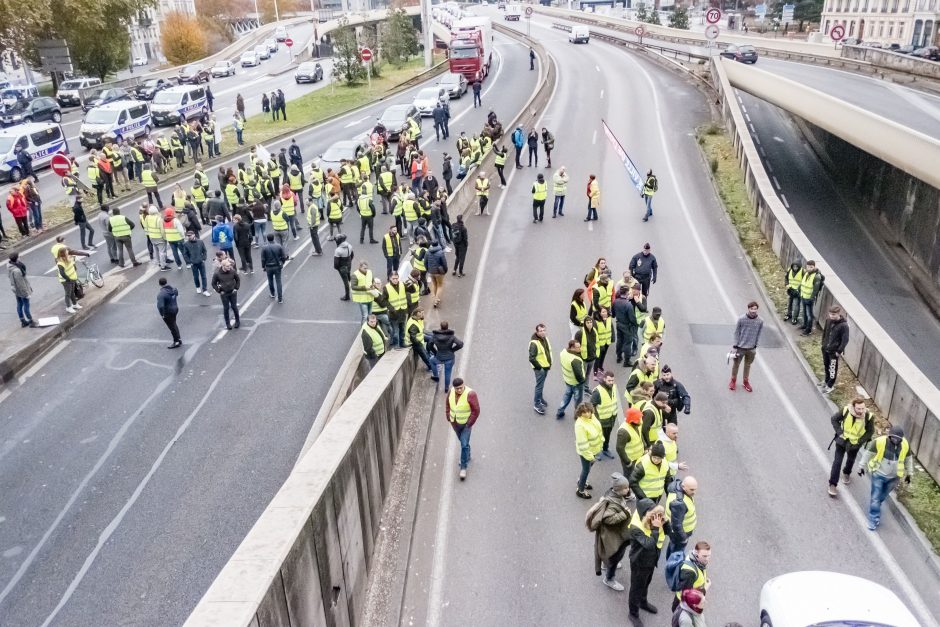 Per protestus Prancūzijoje nukentėjo apie 50 žmonių