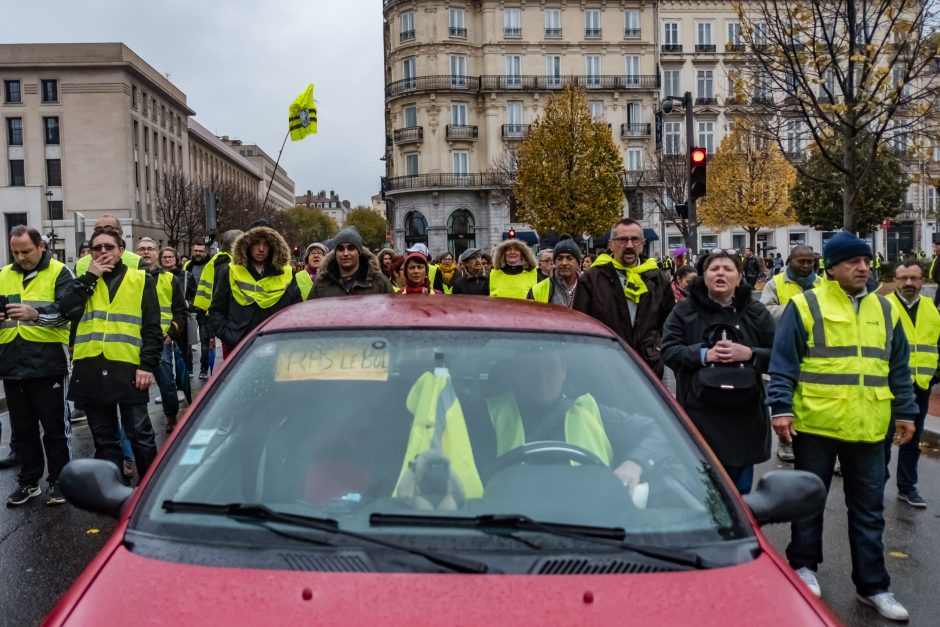 Per protestus Prancūzijoje nukentėjo apie 50 žmonių