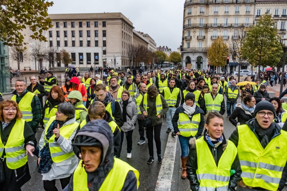 Per protestus Prancūzijoje nukentėjo apie 50 žmonių