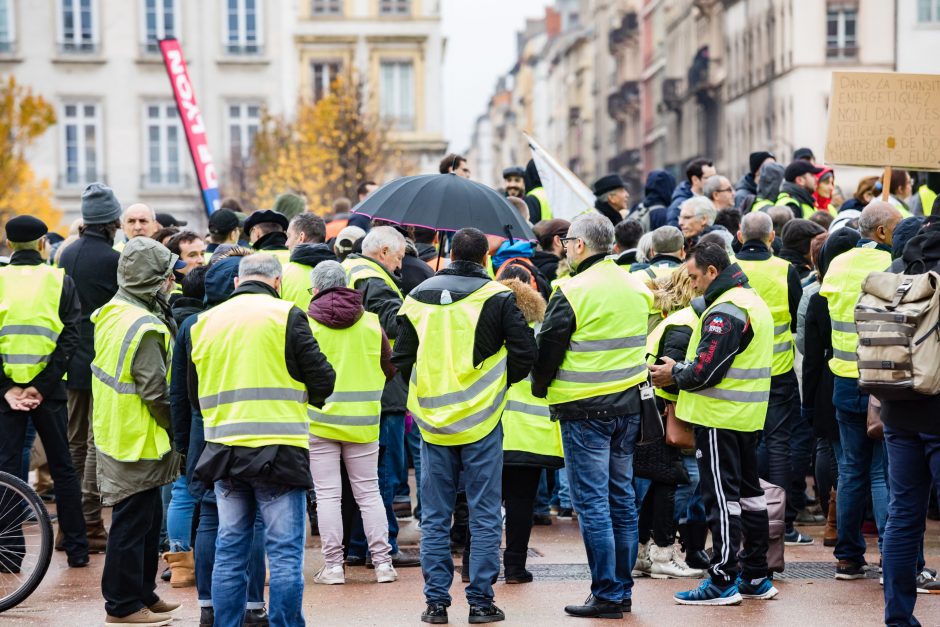 Per protestus Prancūzijoje nukentėjo apie 50 žmonių