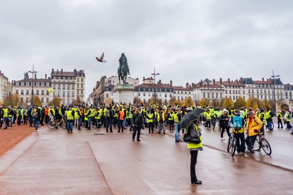 Per protestus Prancūzijoje nukentėjo apie 50 žmonių