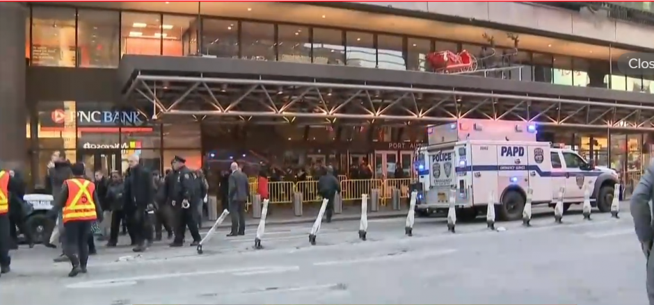Niujorko policija sukilo ant kojų dėl sprogimo autobusų stotyje, yra sužeistųjų