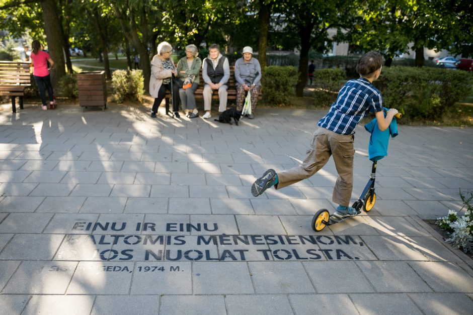 Vilniuje atidaryta poeto S. Gedos vardo alėja