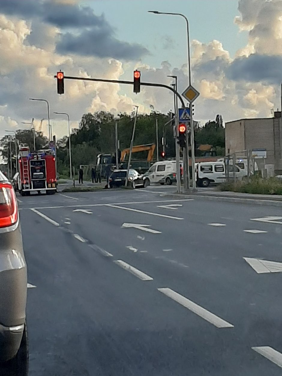 Klaipėdoje – BMW ir „Opel“ avarija: po smūgio girtas vairuotojas išvežtas į ligoninę