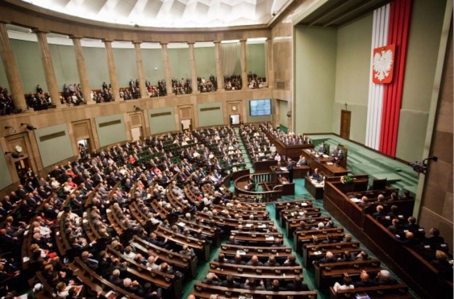 Lenkijos parlamentas nubalsavo už politikų algų sumažinimą