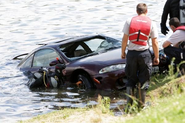 Lazdijų rajone į ežerą įvažiavo automobilis, ištrauktas vairuotojas 