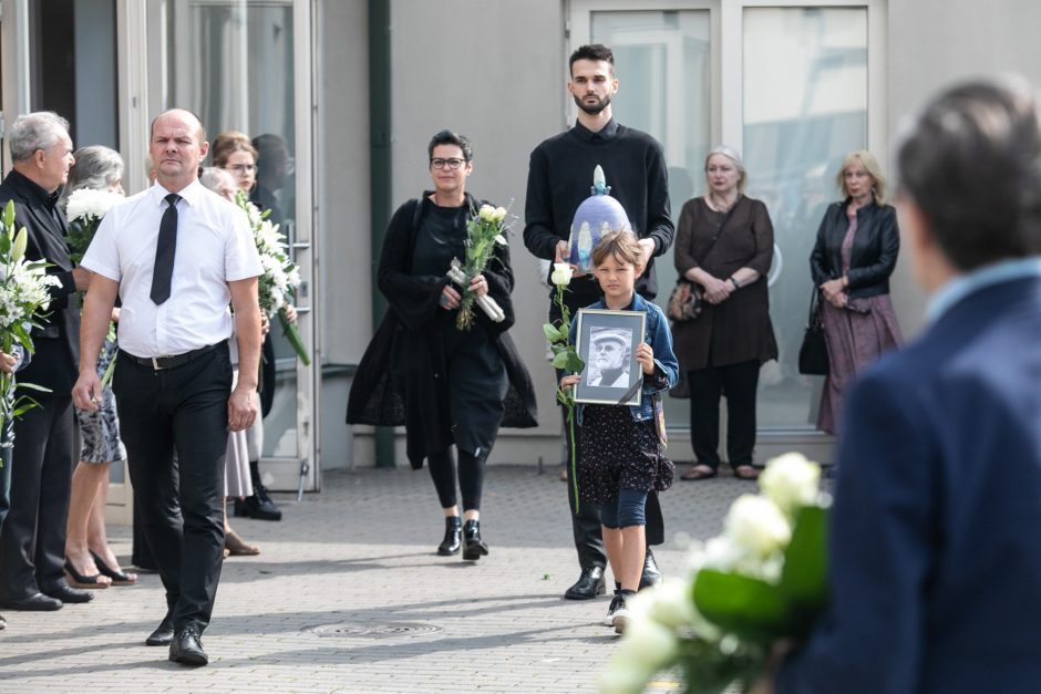 Į amžino poilsio vietą išlydėtas rašytojas R. Marčėnas