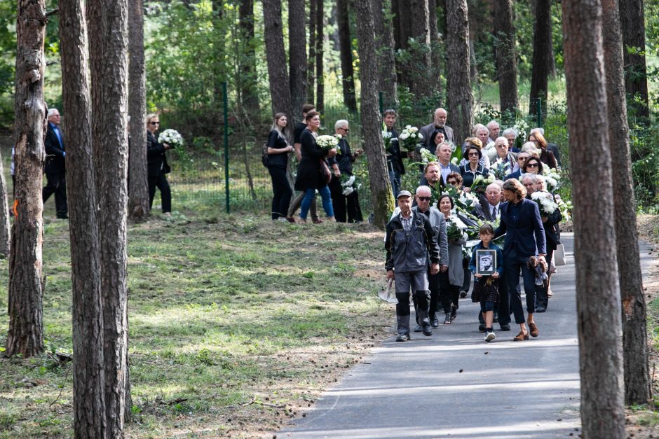 Į amžino poilsio vietą išlydėtas rašytojas R. Marčėnas