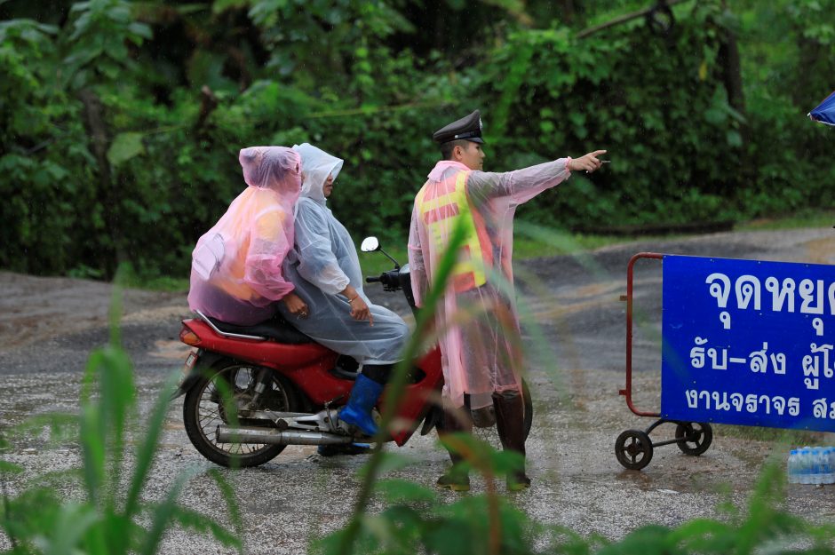 Laiminga gelbėjimo operacijos Tailande pabaiga: narai iš urvo ištraukė visus žmones