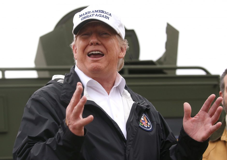 Pinigų sienos statyboms reikalaujantis D. Trumpas apsilankė JAV ir Meksikos pasienyje