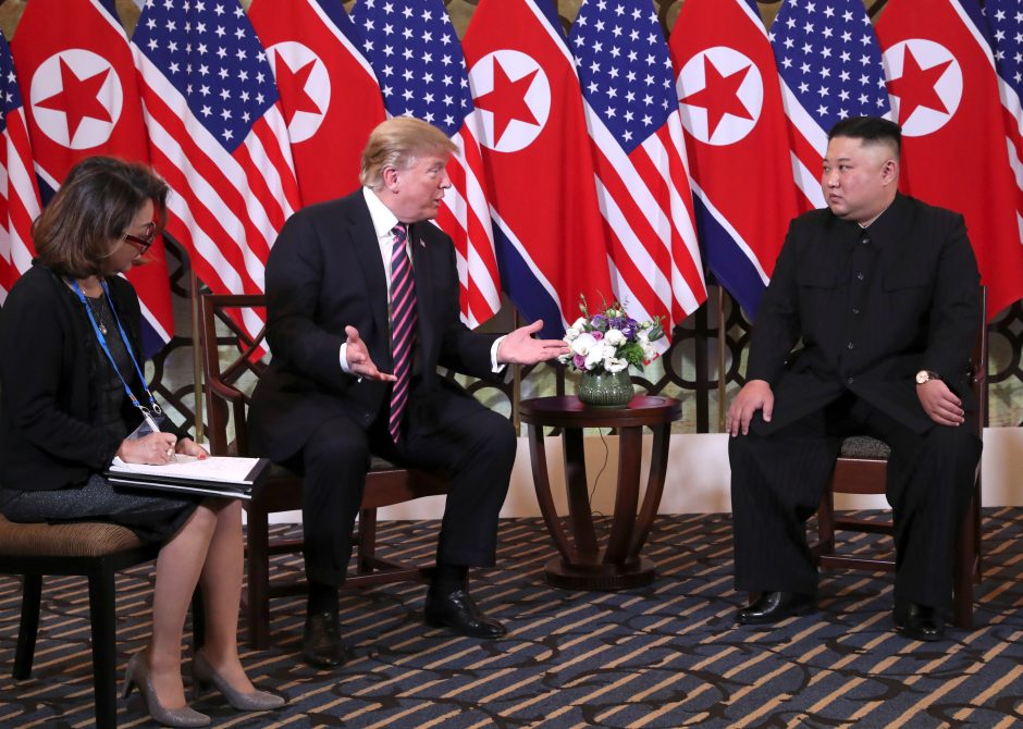 Hanojuje susitikę D. Trumpas ir Kim Jong Unas paspaudė vienas kitam rankas