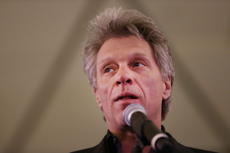 Jono Bon Jovi restoranas nemokamai maitins priverstinai atostogaujančius darbuotojus