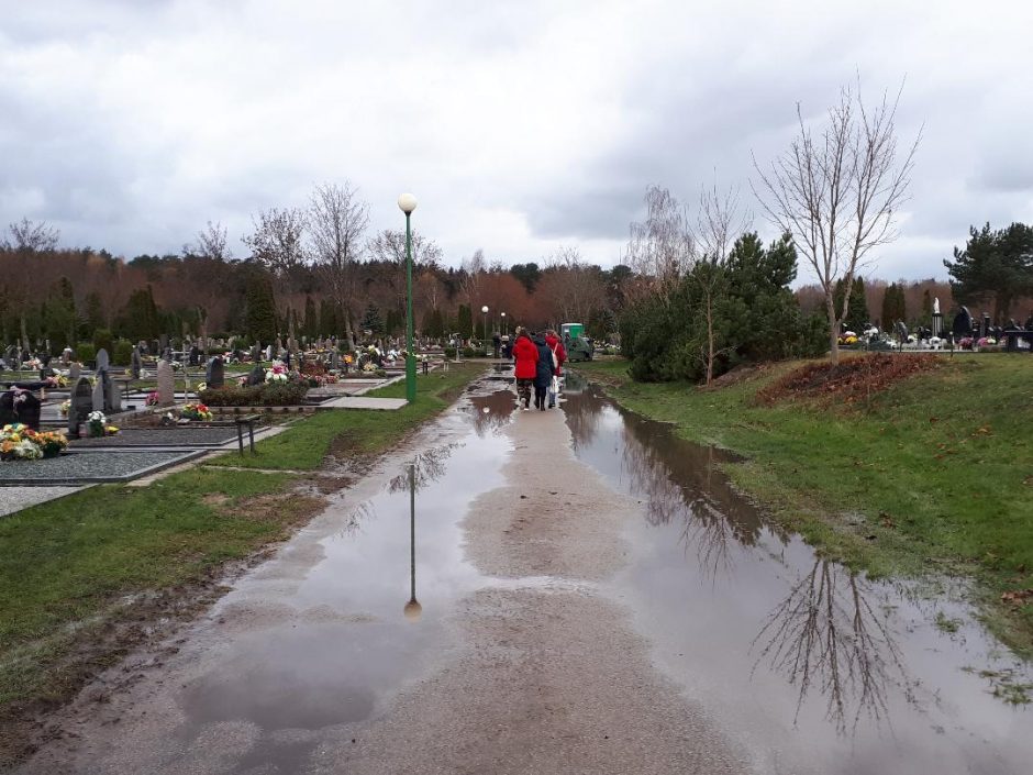 Lėbartų kapinėms ieškos pinigų: gyventojams tenka vaikščioti apsemtais takais
