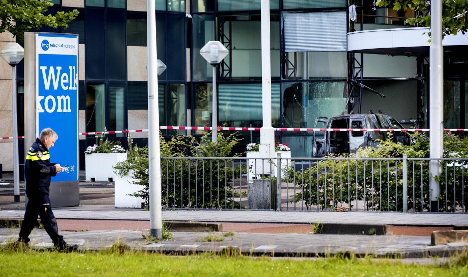 Ataka prieš Nyderlandų laikraščio redakciją: įlėkė mikroautobusas (atnaujinta)