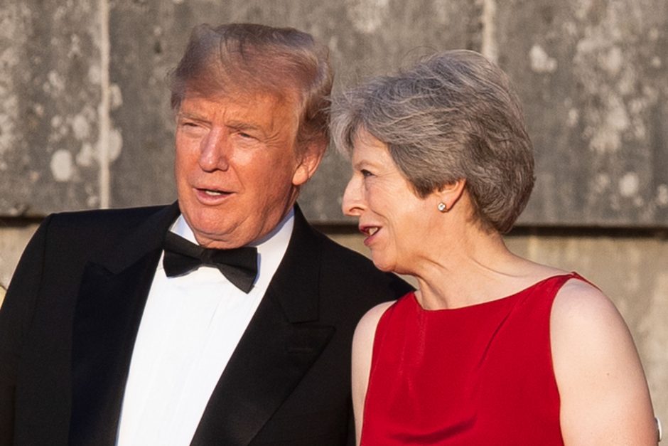 Didžiojoje Britanijoje viešintis D. Trumpas griežtai supliekė Th. May strategiją