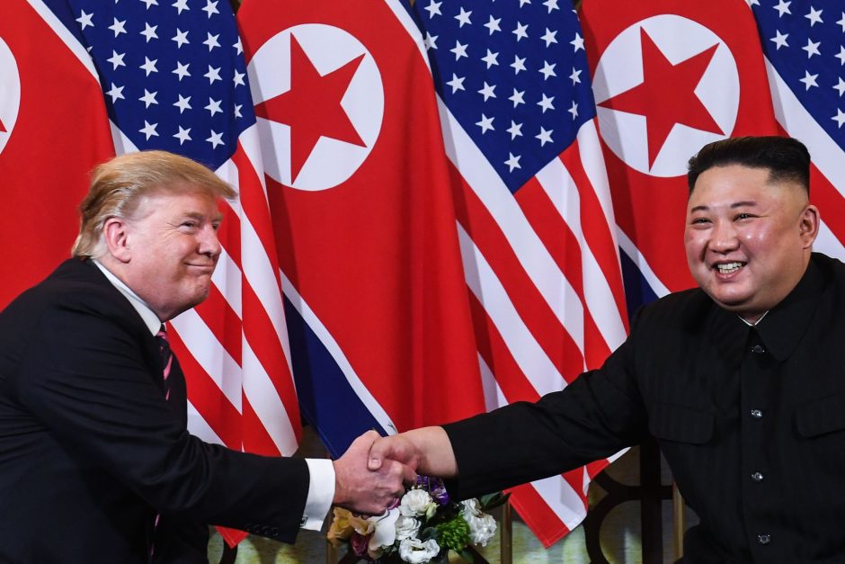 Hanojuje susitikę D. Trumpas ir Kim Jong Unas paspaudė vienas kitam rankas