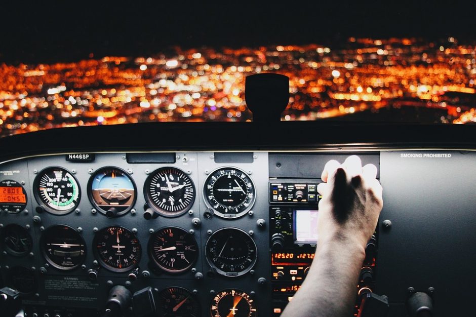 Pilotas praskrido kelionės tikslą: netyčia užmigo lėktuve