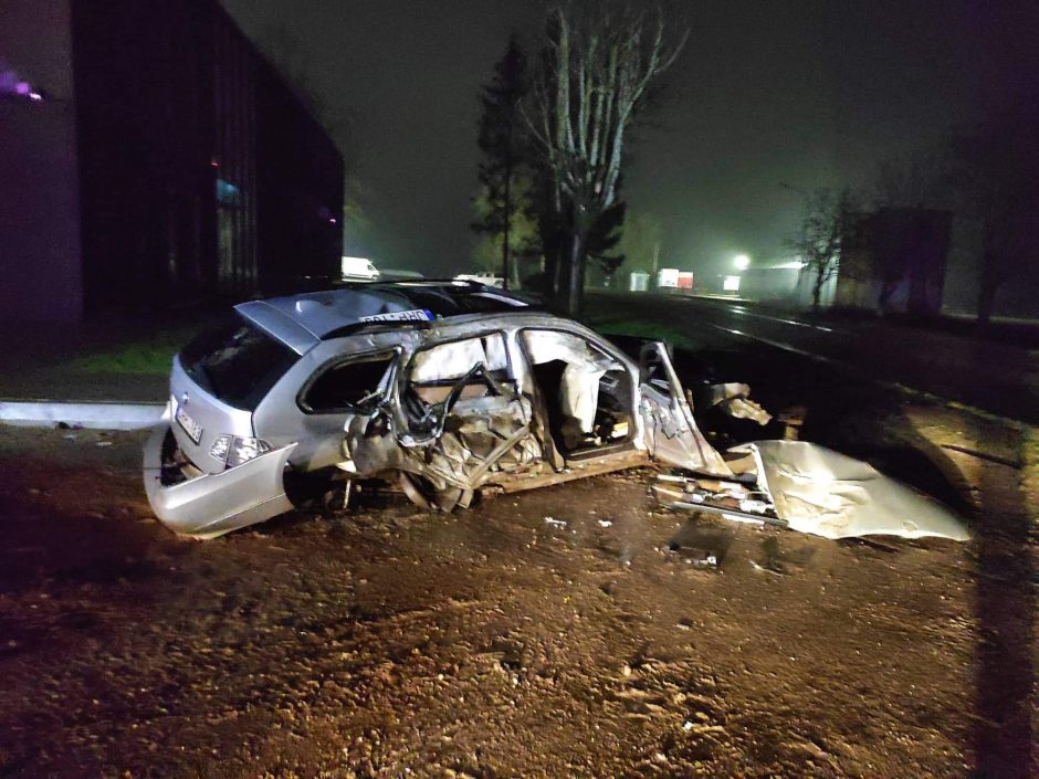 Sunkiai suvokiama BMW avarija: spėliojama, ar vairuotojas buvo girtas