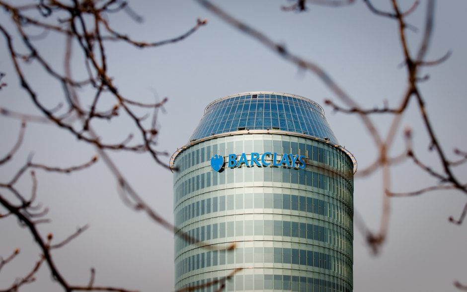 „Barclays“ oficialiai pradeda darbuotojų atleidimą