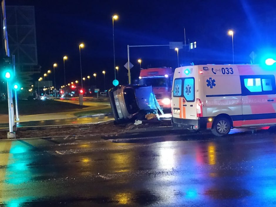 Chaoso iškamuotoje sankryžoje – avarija: nelaimės metu sumaitoti automobiliai