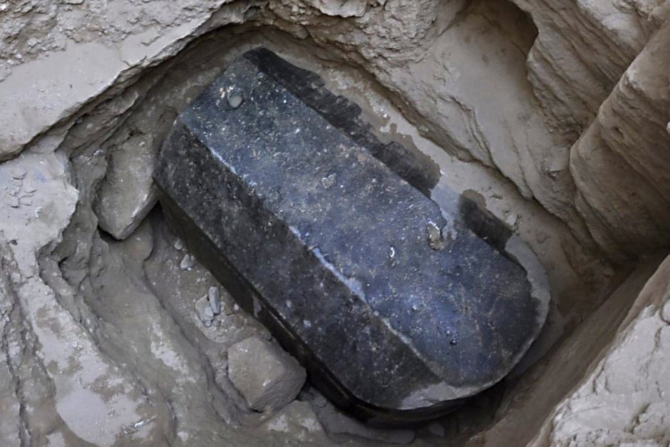 Egipte per tiesioginę transliaciją atidarytas senovinis sarkofagas