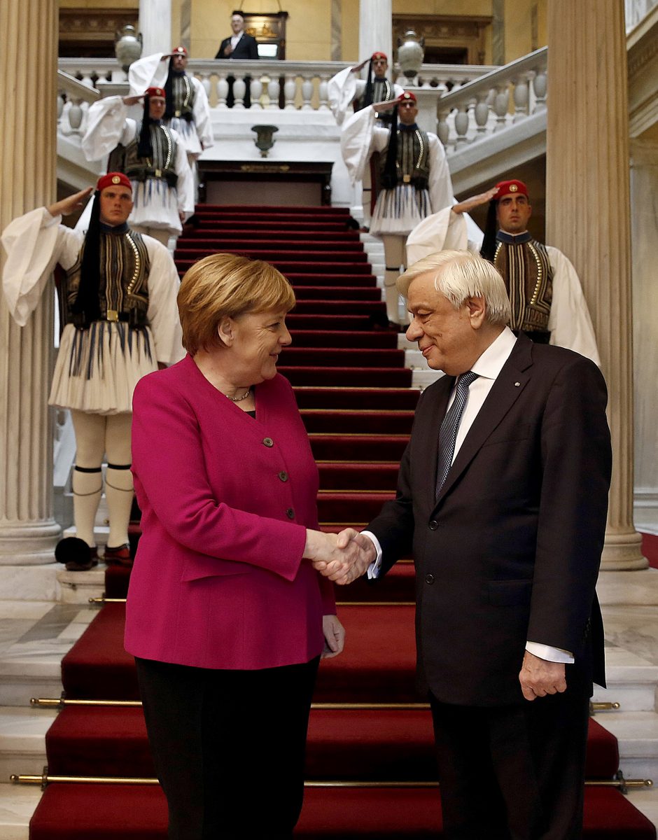 A. Merkel žada Graikijai solidarumą sprendžiant migracijos krizę