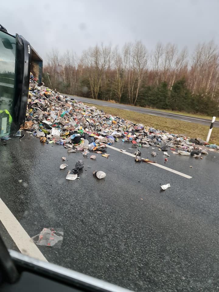 Eismo įvykis netoli Klaipėdos: nuvirtus sunkvežimiui ant kelio pabiro šiukšlės