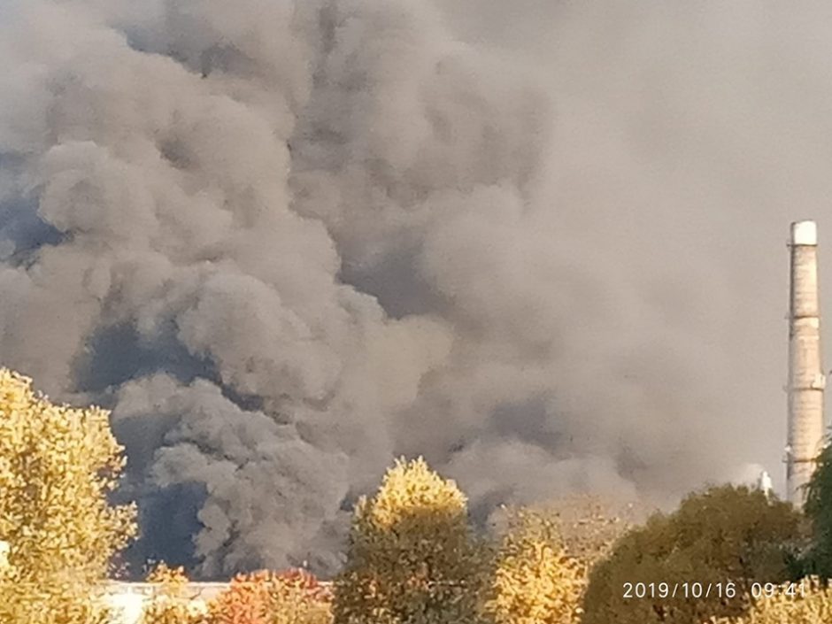 Nors gaisras Alytuje lokalizuotas, tačiau padangos dar smilksta