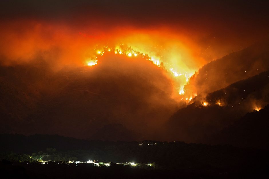 Ispanijoje su miško gaisru kovojantiems ugniagesiams į pagalbą pasiųsti kariai
