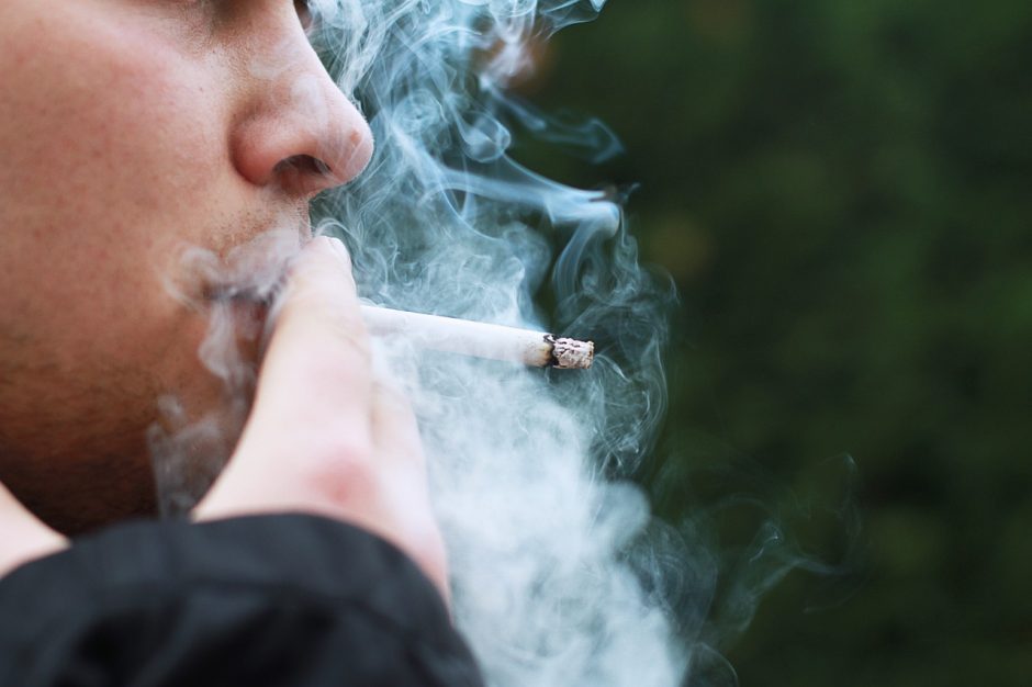 Juodkalnijoje įsigaliojo naujas draudimas: rūkyti bus galima ne visur
