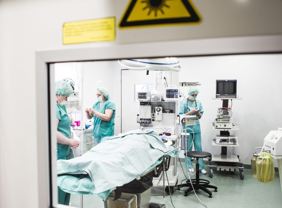 Tyrimas: D. Britanijoje nuo chirurgo veiksmų nukentėjo daugiau kaip 1 tūkst. pacientų