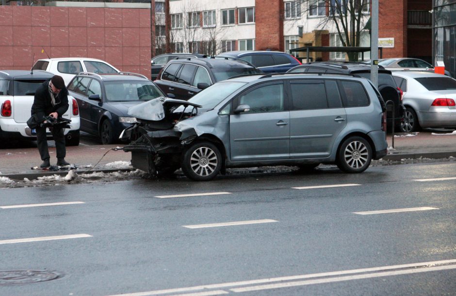 Taikos prospekte – masinė avarija: apgadinti trys automobiliai ir autobusas