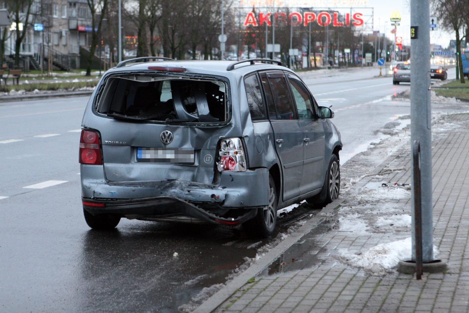 Taikos prospekte – masinė avarija: apgadinti trys automobiliai ir autobusas