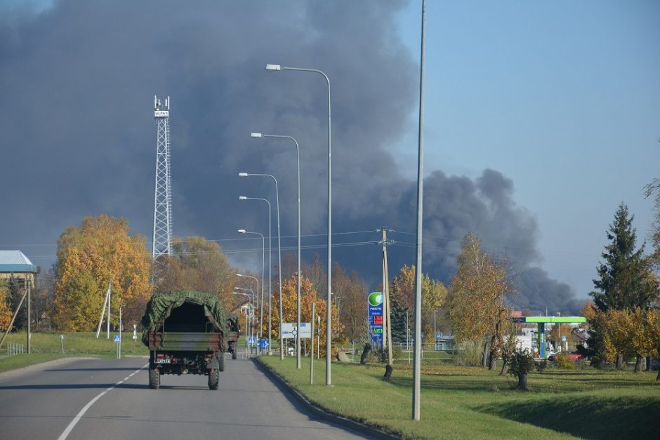 Nors gaisras Alytuje lokalizuotas, tačiau padangos dar smilksta