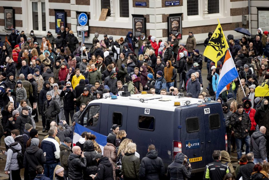 Amsterdame tūkstančiai žmonių rinkosi į protestą prieš karantino priemones