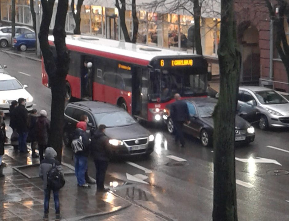 Miesto centre – autobuso ir automobilio avarija