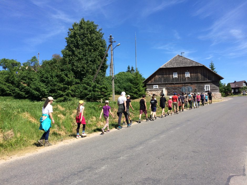 Kauno gimnazistai pėstute apėjo ilgiausią Lietuvos ežerą (9 dienos – 124 km)