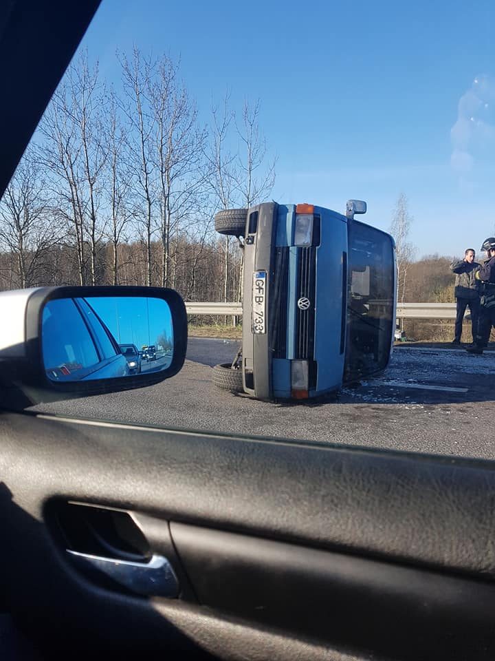 Eismo nelaimė greitkelyje: automobilis nusileido ant šono