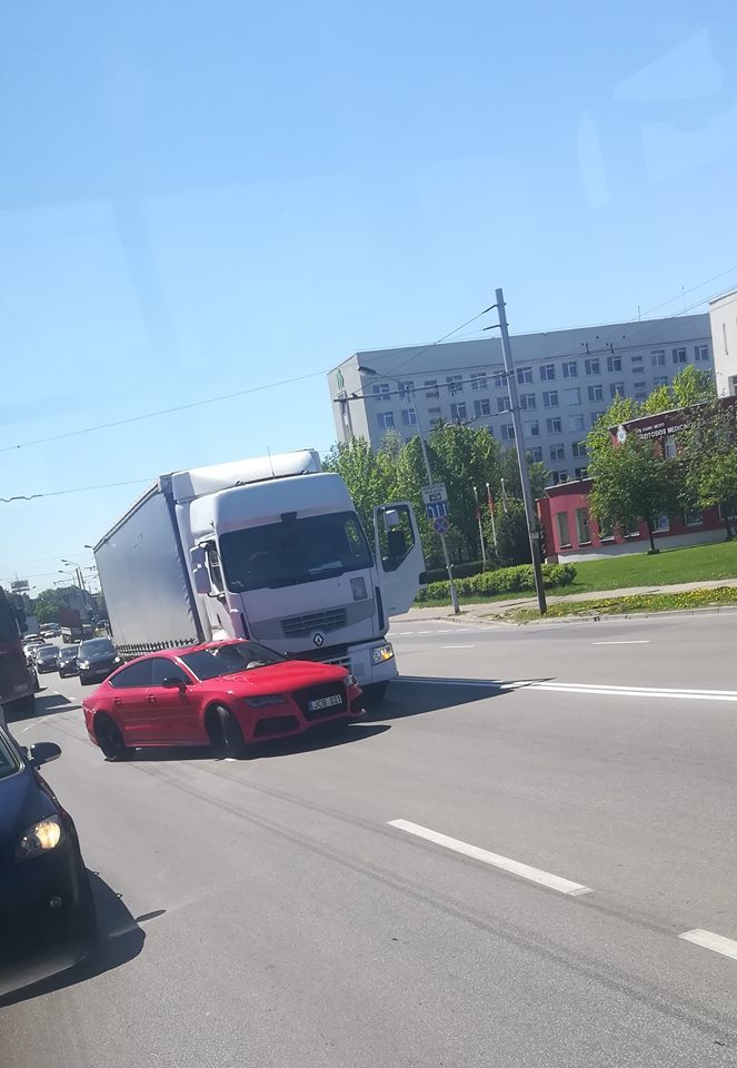 Žalgiriečio A. Kavaliausko automobilis Kaune pakliuvo į avariją