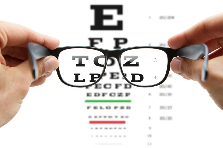 Gydytojai sunerimę: vis daugiau jaunų žmonių skundžiasi akių ligomis