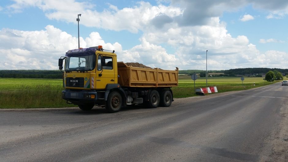 Kontrabandininkų sumanumui nėra ribų: rūkalus slėpė po žvyru